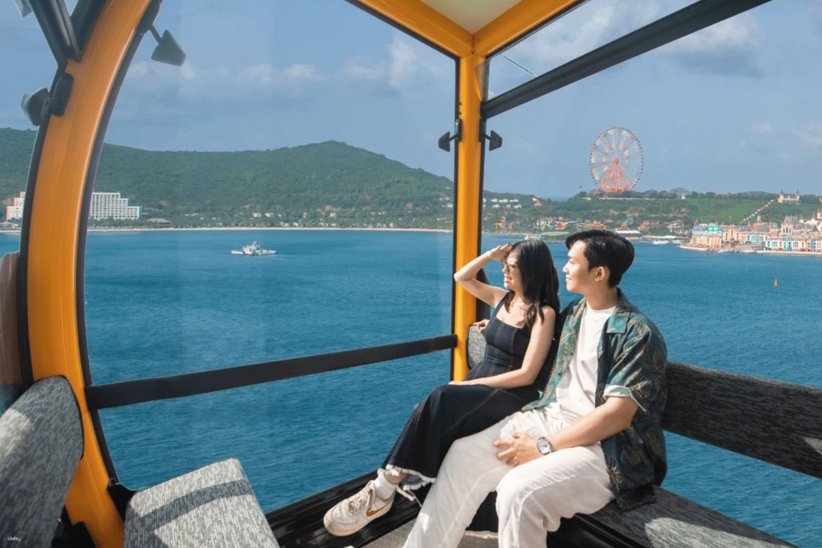 Vinpearl Land Cable Car with Family
