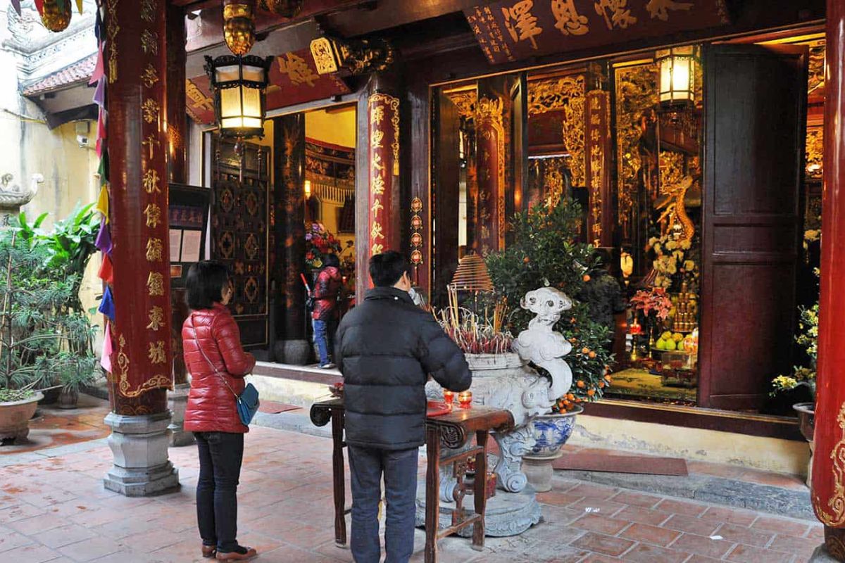 Bach Ma Temple
