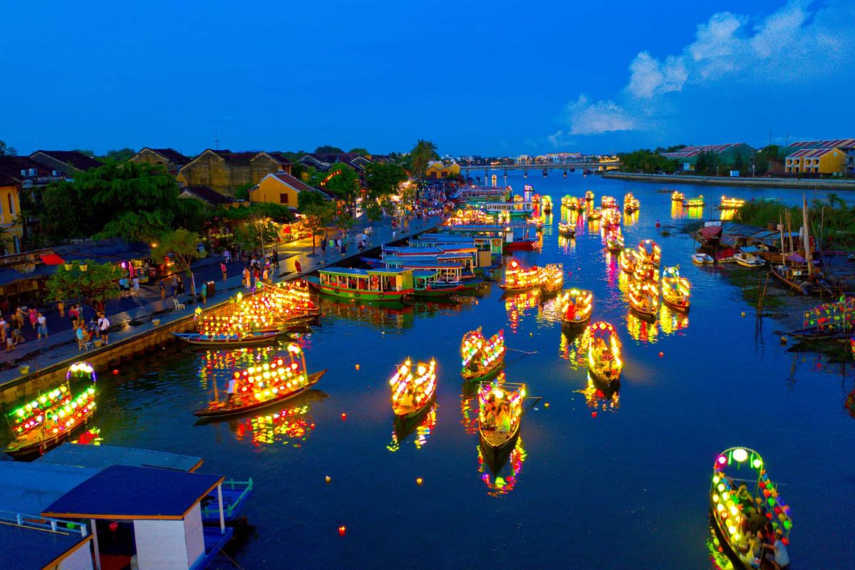 Enjoy the air of Thu Bon River Lantern Festival with Mid-Autumn Festival in Vietnam