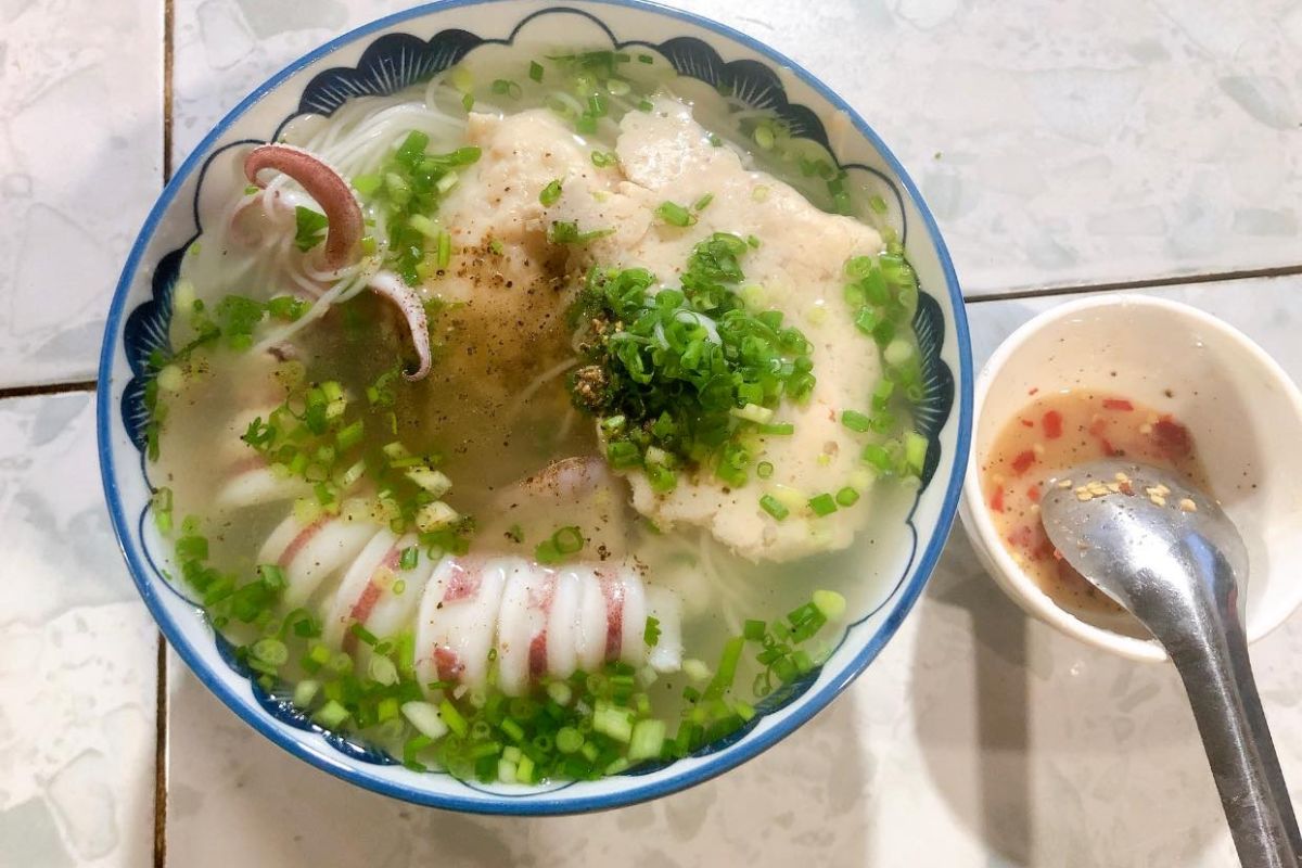 Stirring Vermicelli (Bun Quay)