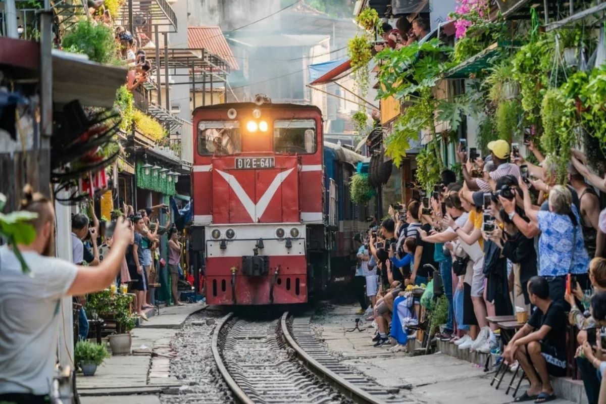 Train Street is best choice for Street Art Hanoi