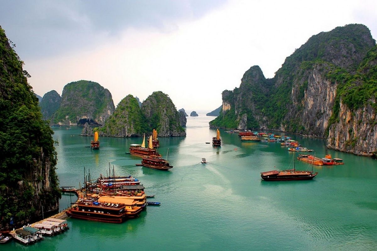 eplore Ha Long Bay top Vietnam attractions in 2025