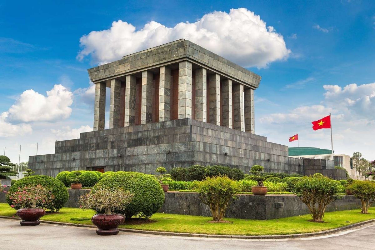 Visit Ho Chi Minh Mausoleum with Hanoi itinerary 2 days
