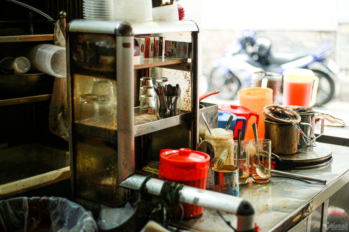 vot cafes on Phan Dinh Phung Street