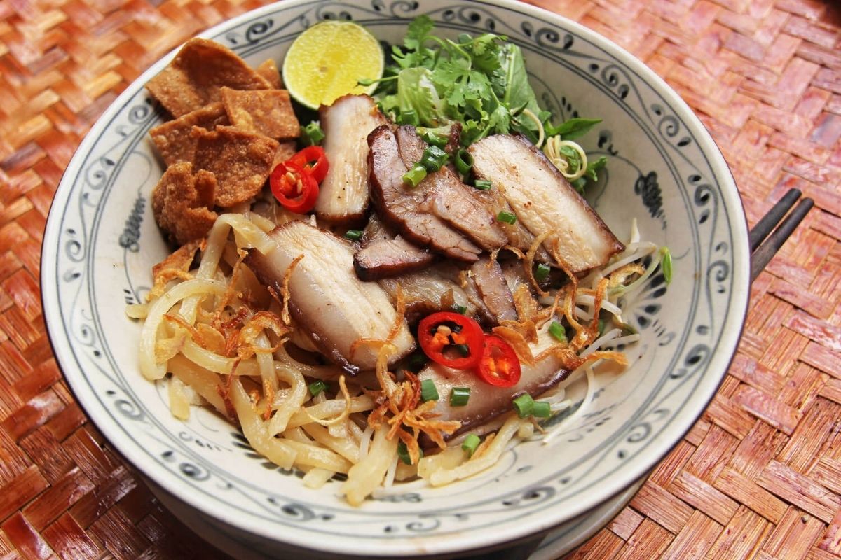 Enjoy Cao lau - Hoi An with Vietnamese street food tours