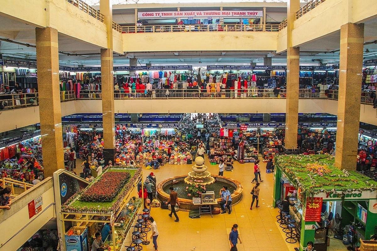 Discover Vietnamese street food tours with Dong Xuan Market