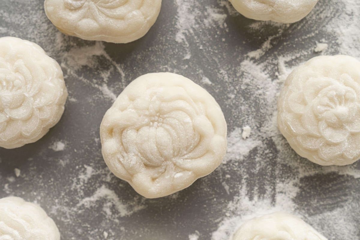 ienjoy the taste of Banh Deo with Vietnamese Mooncake