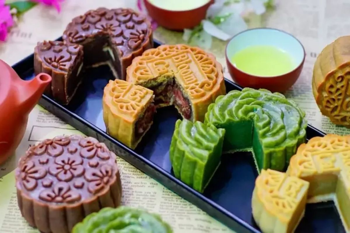 Banh Nuong in Vietnamese Mooncake