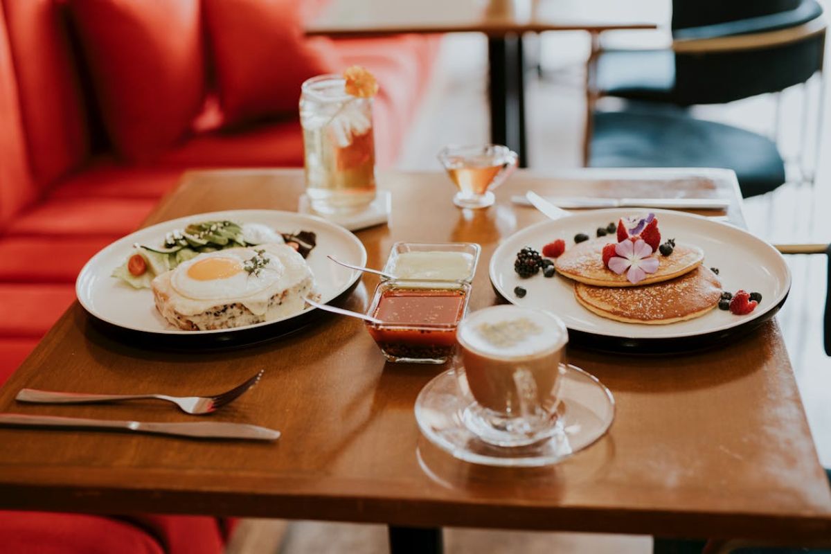 Cozy Cafes with Delicious Breakfasts