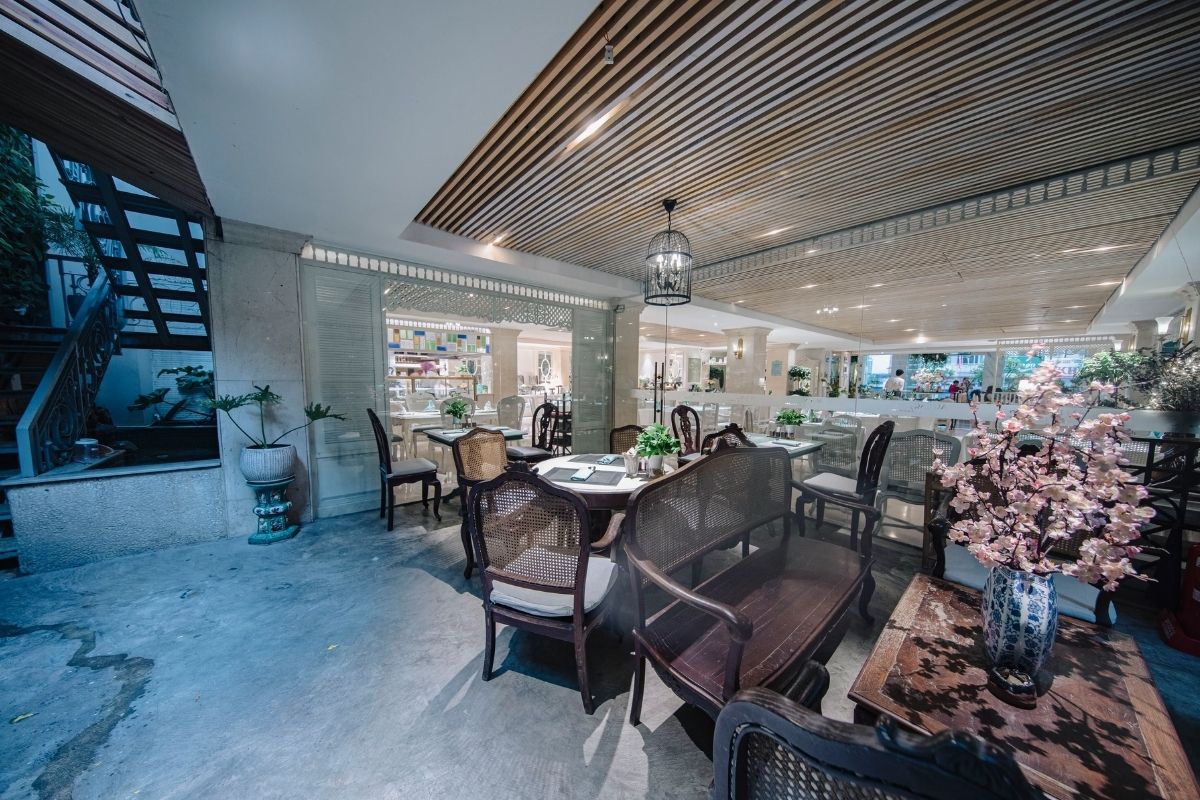 Au Lac Restaurant