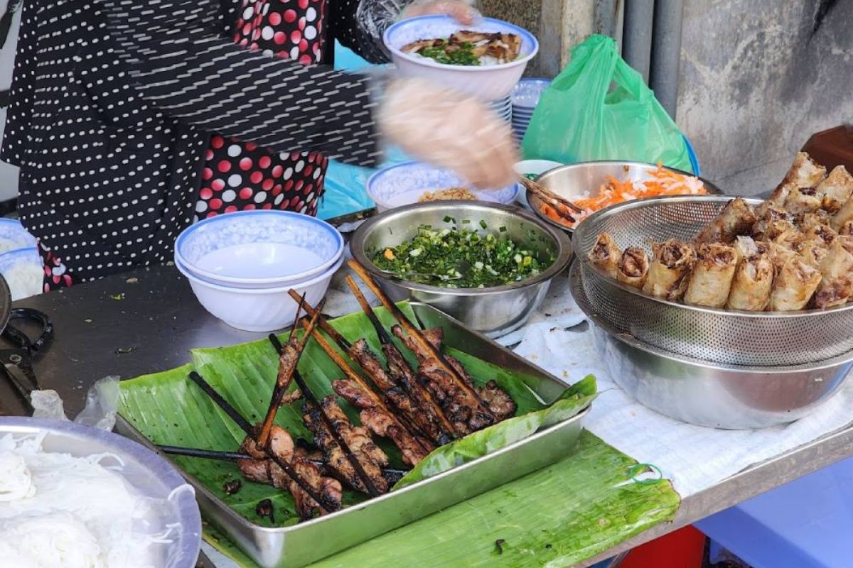 Bun thit nuong Co Ut in Ba Hat Street