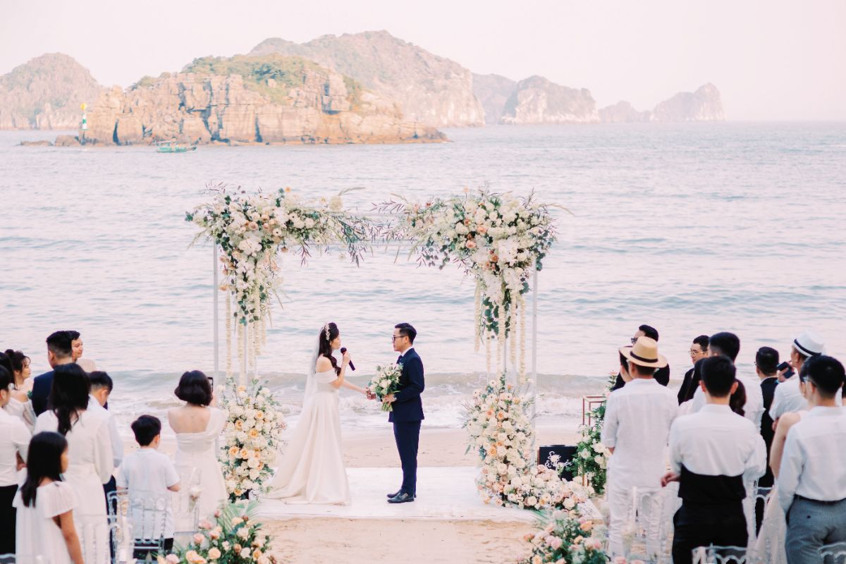 Southern Bride Wears Western-style white gown 