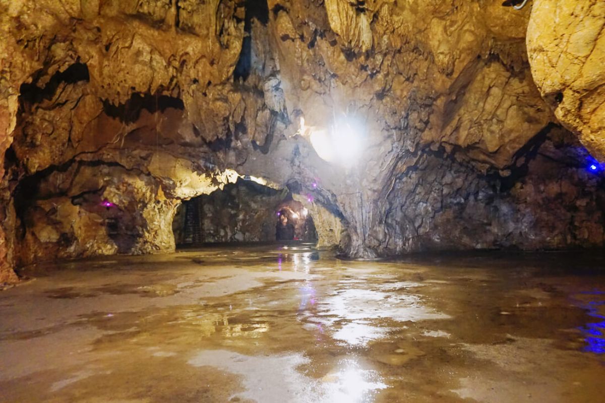 Mo Luong Cave