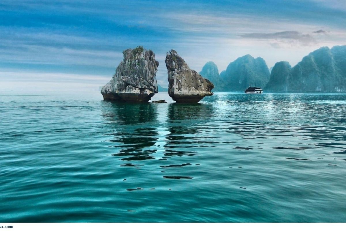 Image Halong Cruise sails past Hon Trong Mai