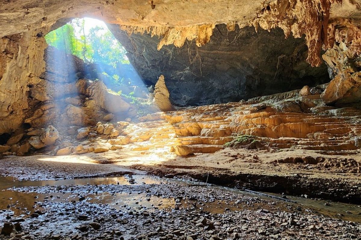 Nguom Ngao Cave
