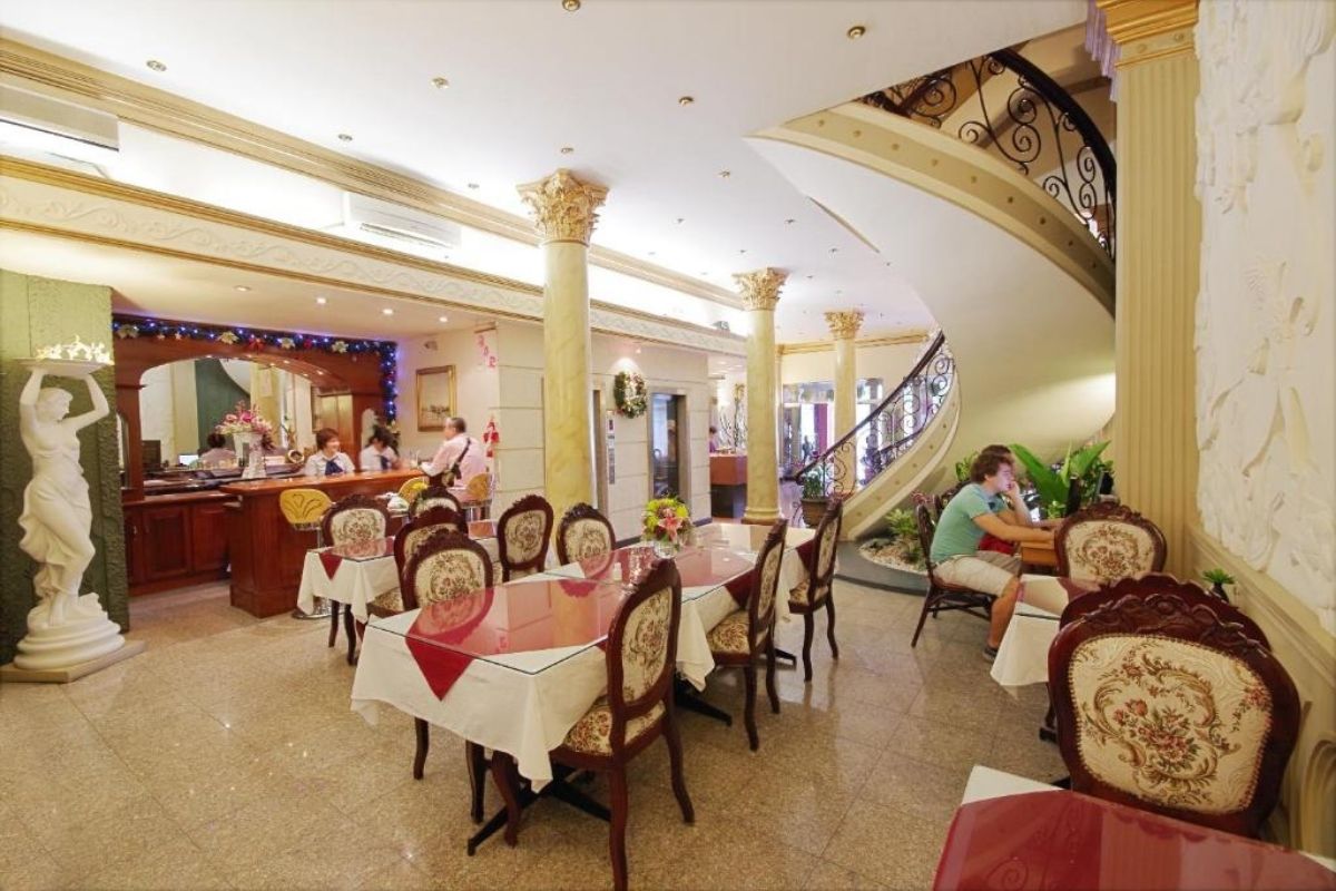 Cozy On-Site Restaurant