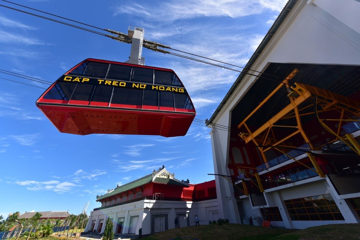 Enjoy Queen Cable Car near Wyndham Legend