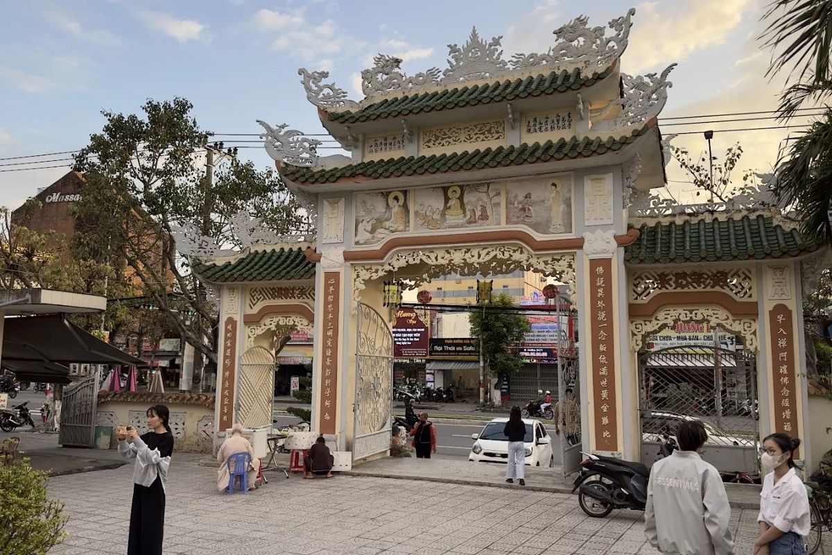  Discover the real train street ho chi minh with Quang Minh Temple Corridor 