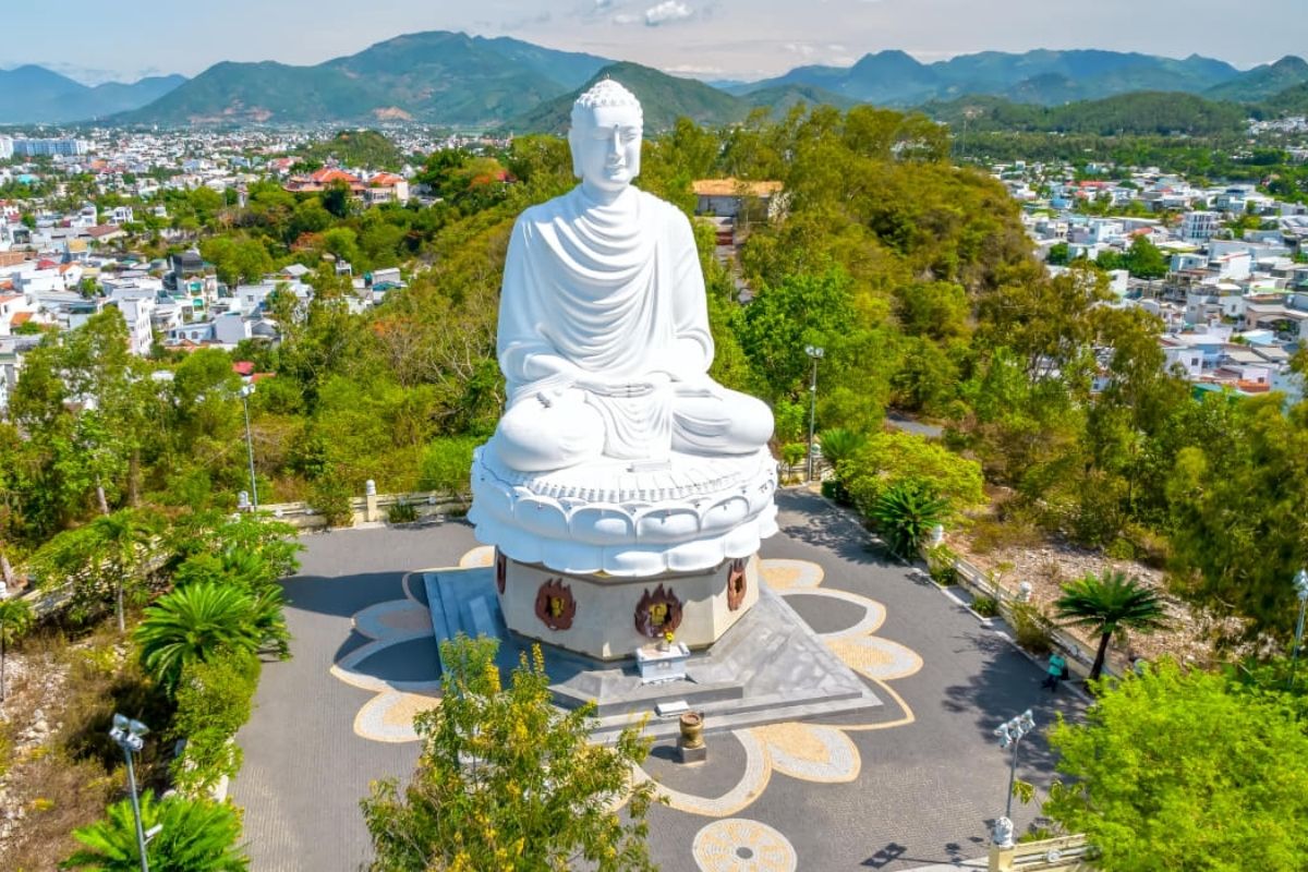 Long Son Pagoda with Nha Trang weather in December