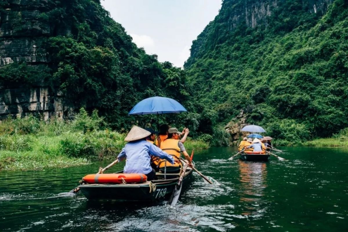 Discover Trang An with Ninh Binh to Halong Bay Cruise