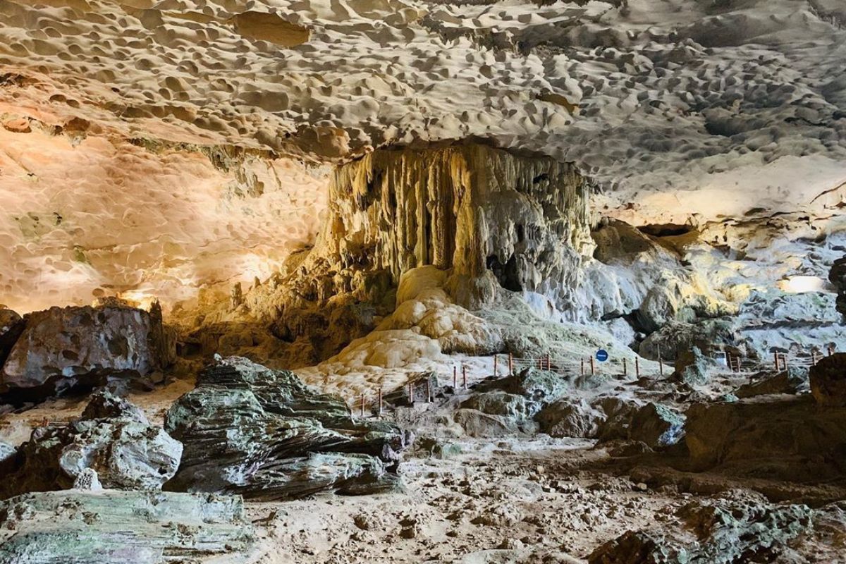 Explore Ha Long caves with cool February weather