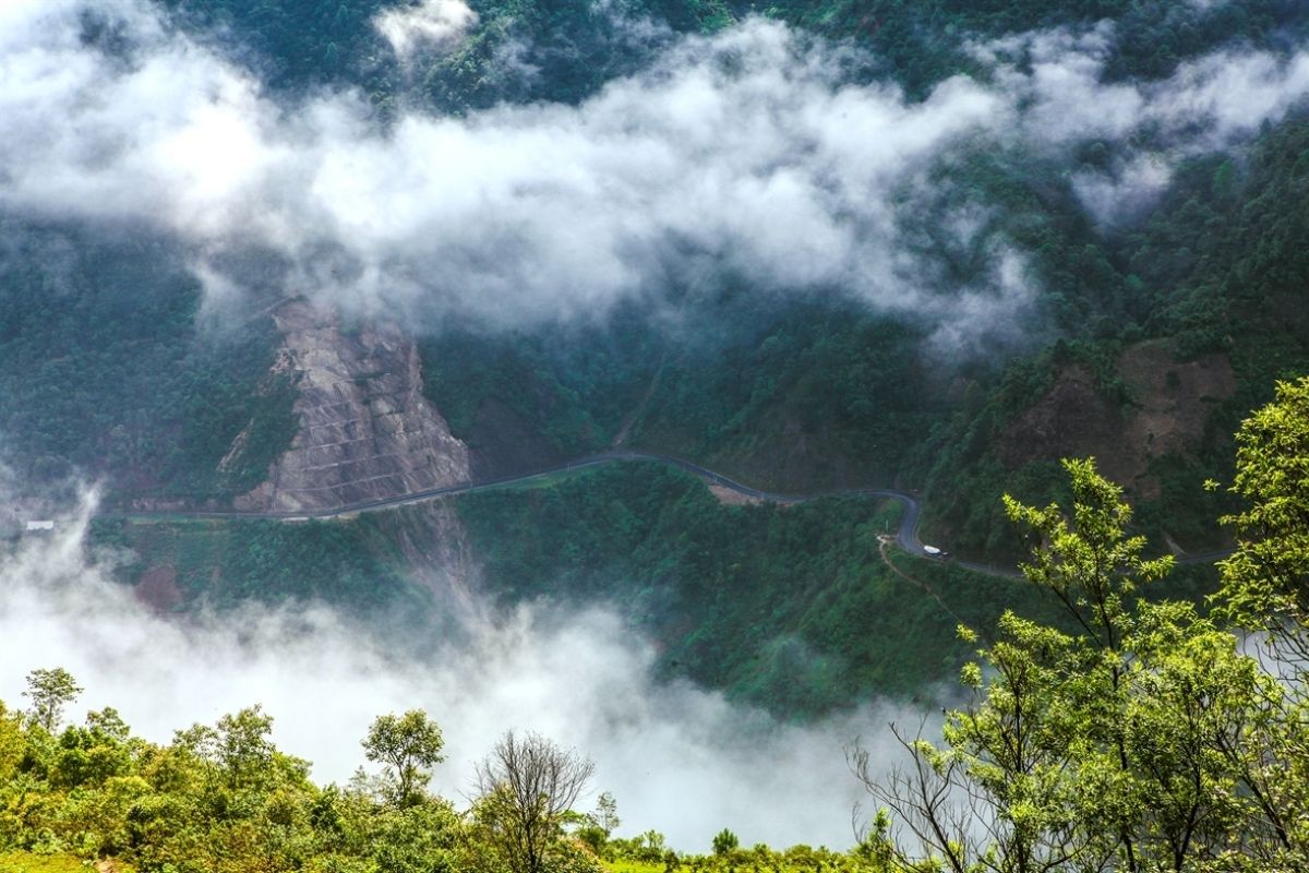 Cloud hunting at Eo Mao Pass