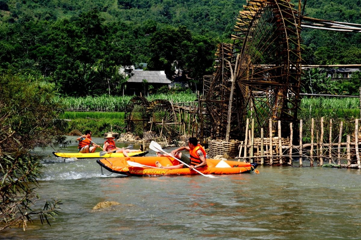 Kayaking on Suoi Cham