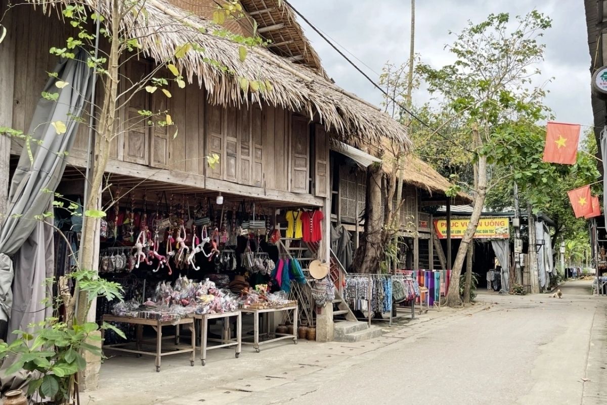 Discover the culture of Lac Village with Pu Luong vs Mai Chau