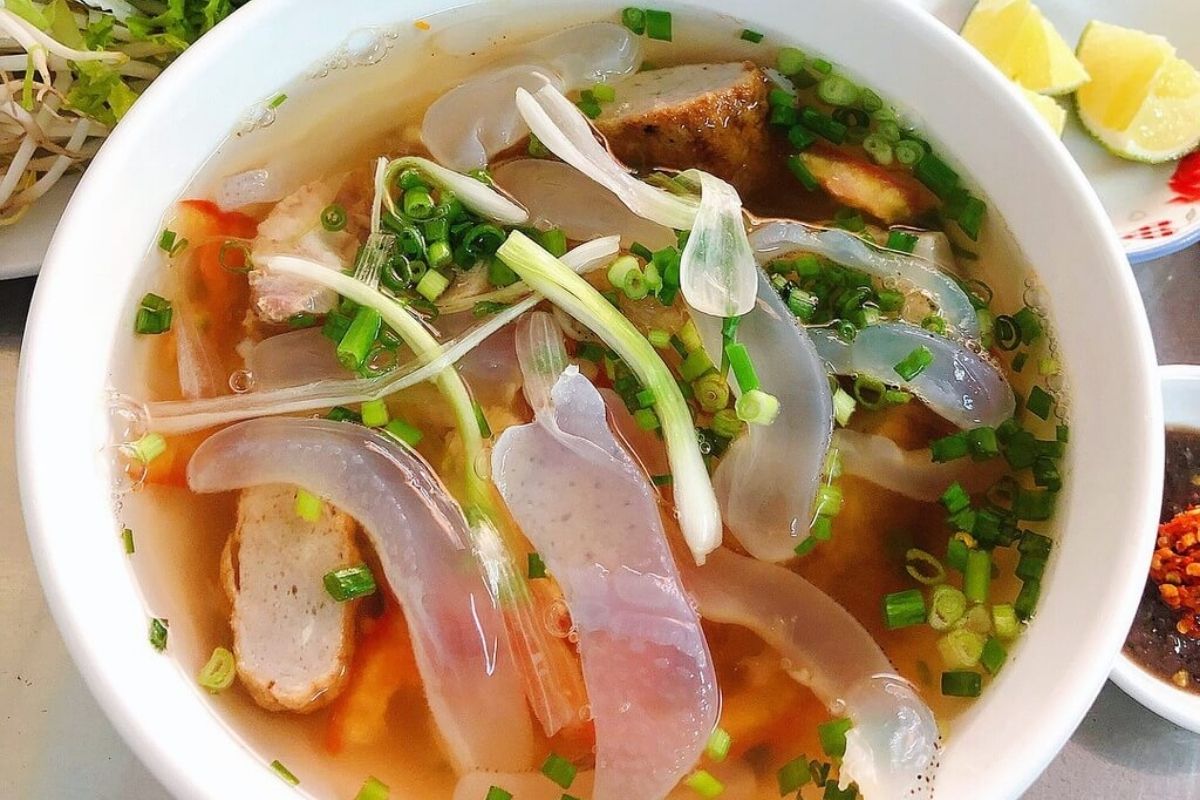 Grilled fish meets jellyfish—only in Tang Bat Ho