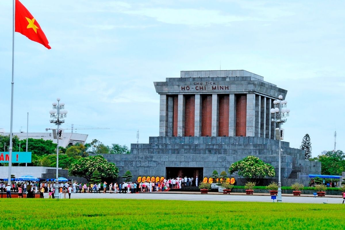 Best time visit Hanoi: Ho Chi Minh Mausoleum.