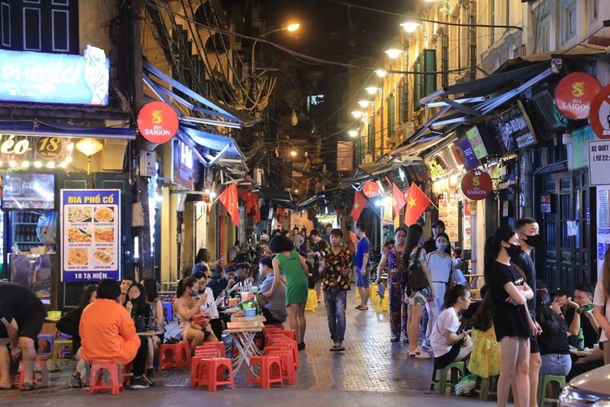 Best time to visit Hanoi for Old Quarter night eats