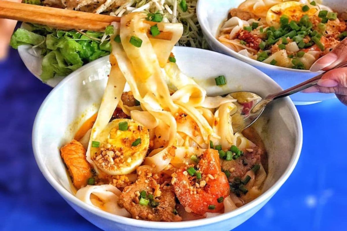 Quang-style noodles At Con Market