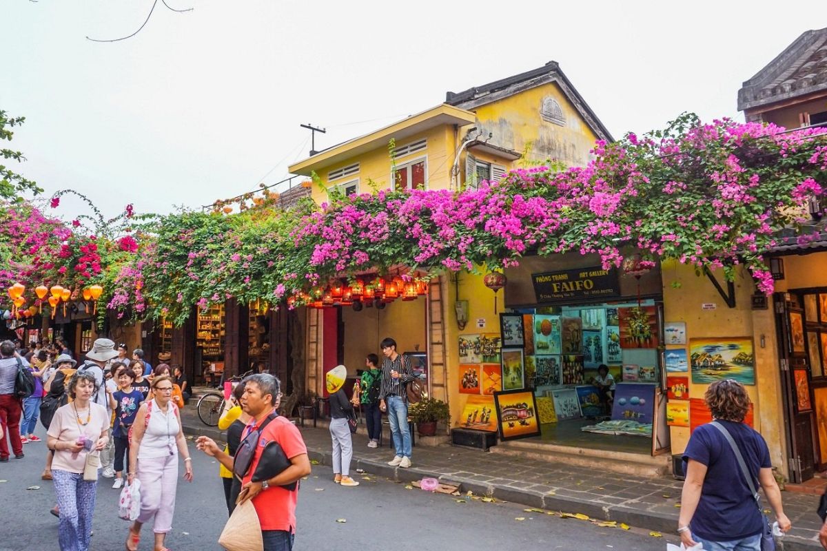 Best time to visit Hanoi Old Quarter on foot