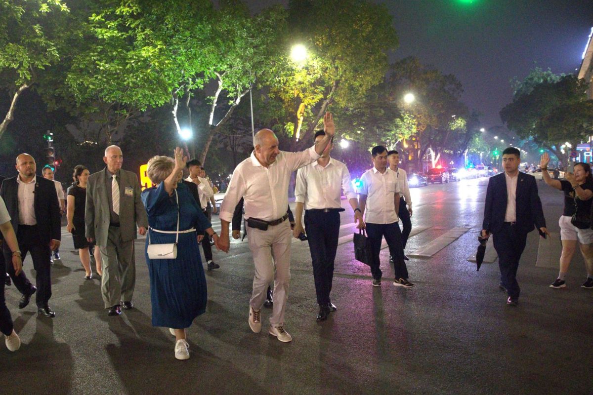 Take a walk around Hoan Kiem Lake.