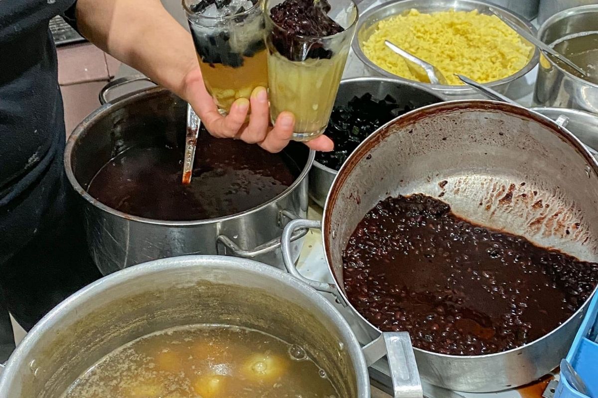 Discover the best Hanoi dessert with Che Do Den at Quan che Muoi Sau