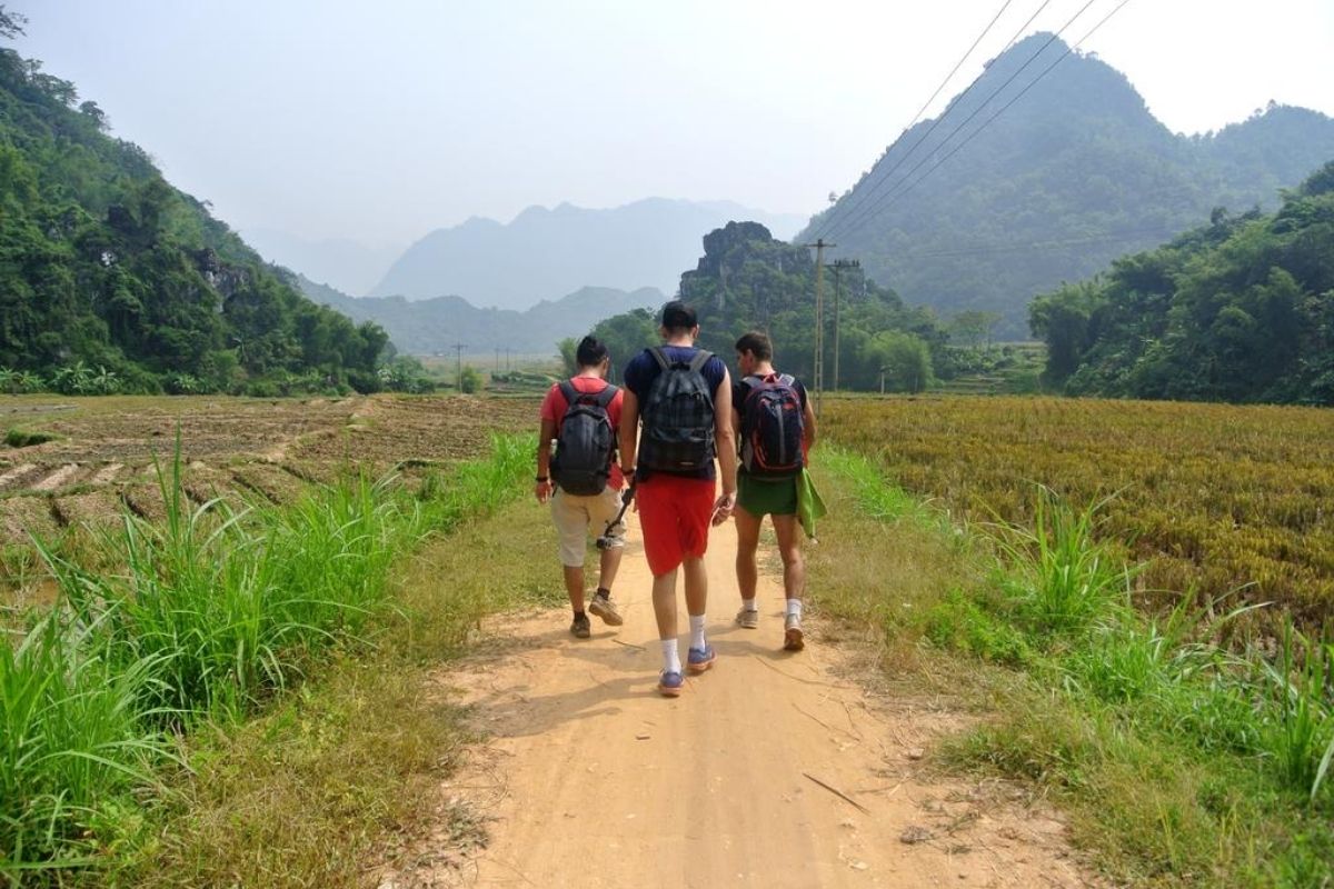 Walking Uoi Village with Pu Luong walking tours