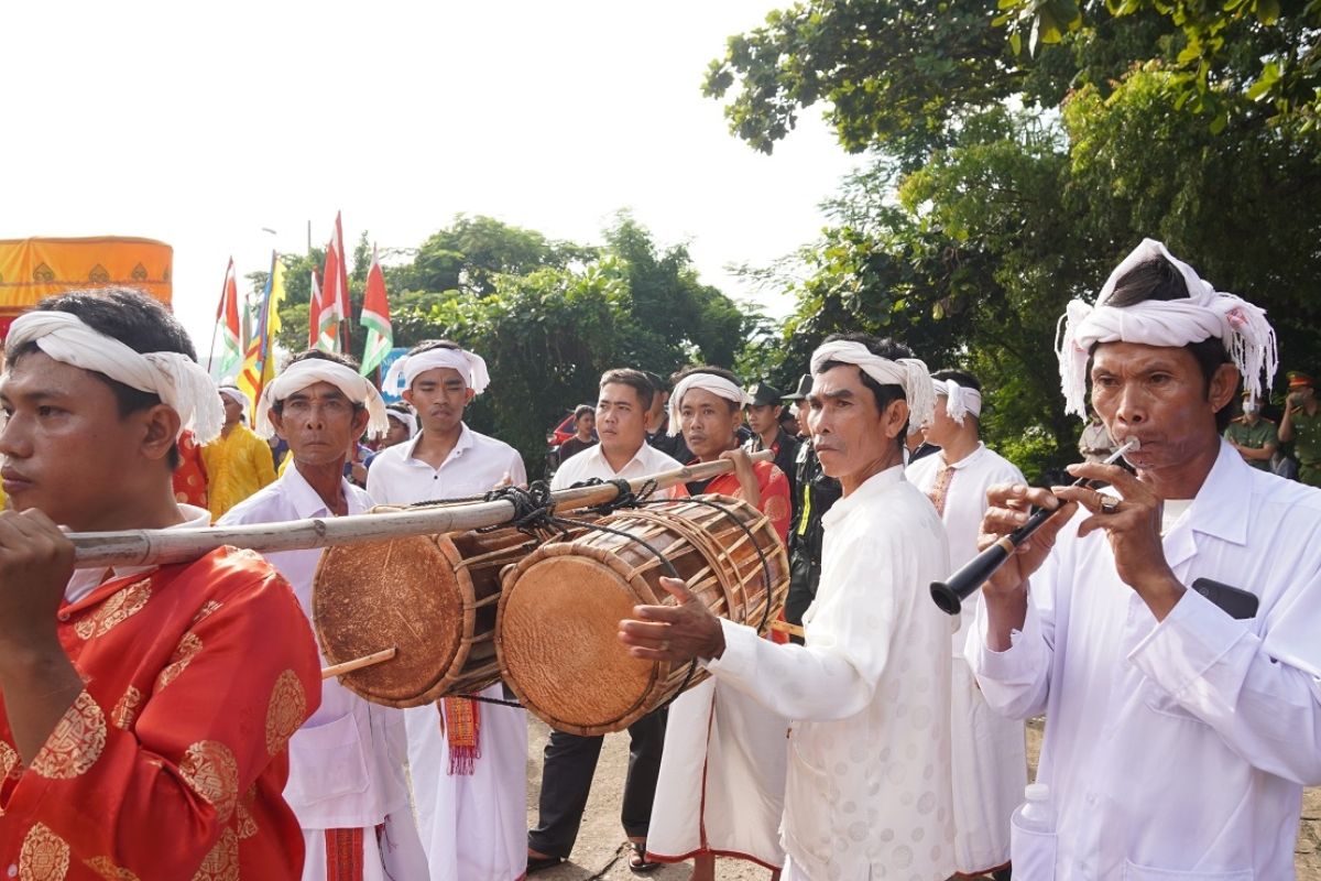 Gongs, flutes, and drums accompany Khmer dance
