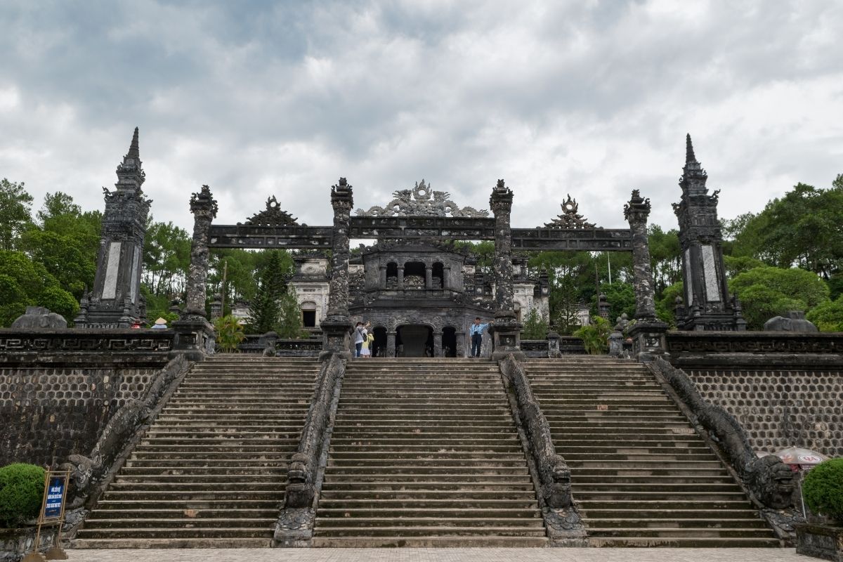 July weather in Vietnam, Khai Dinh visit