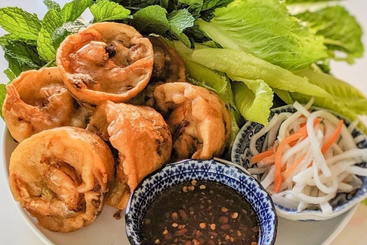 Crispy Banh Cong at Can Tho Restaurant