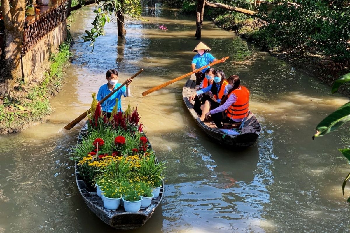 Boat Trips Along Canals in Can Tho City