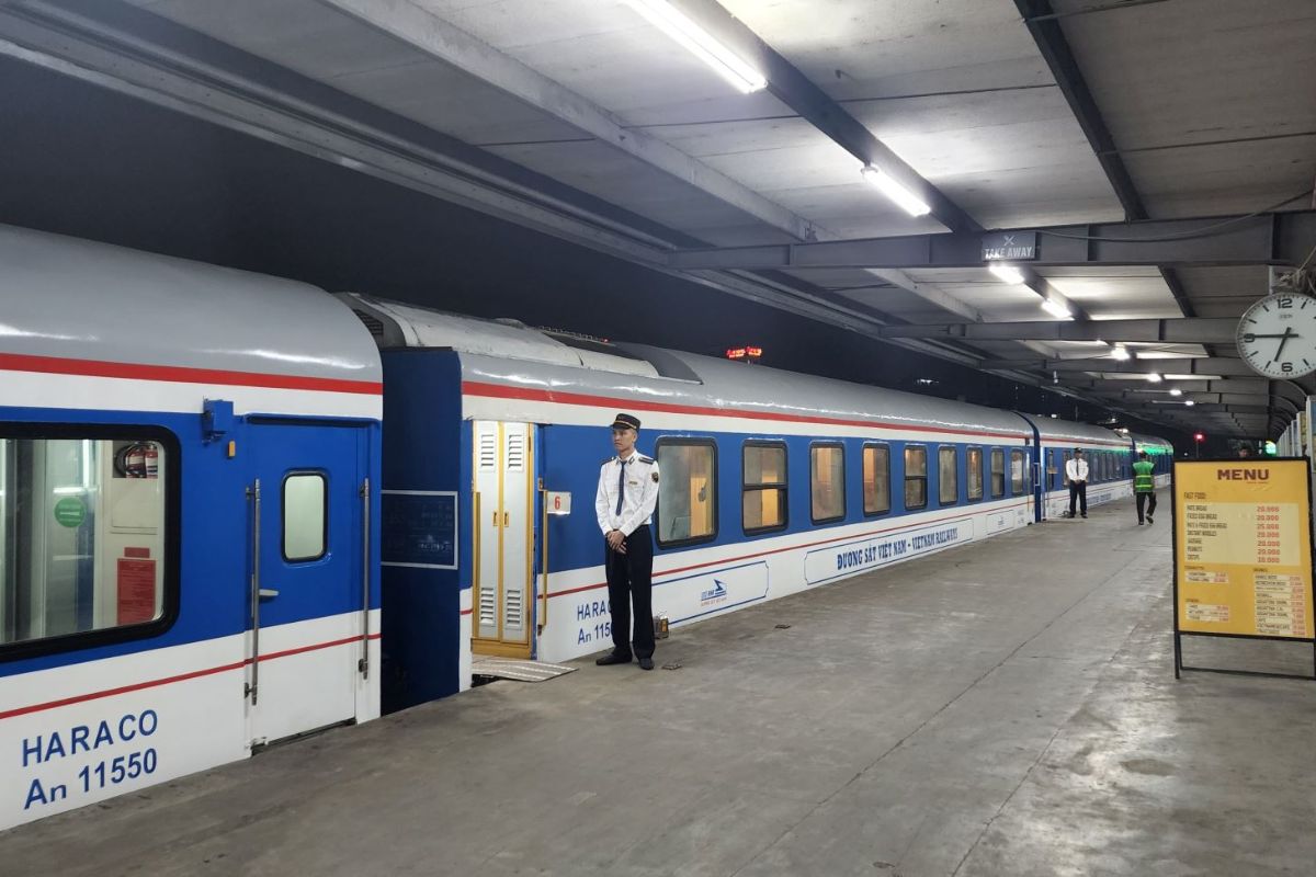 Train SE19 from Ha Noi to Da Nang