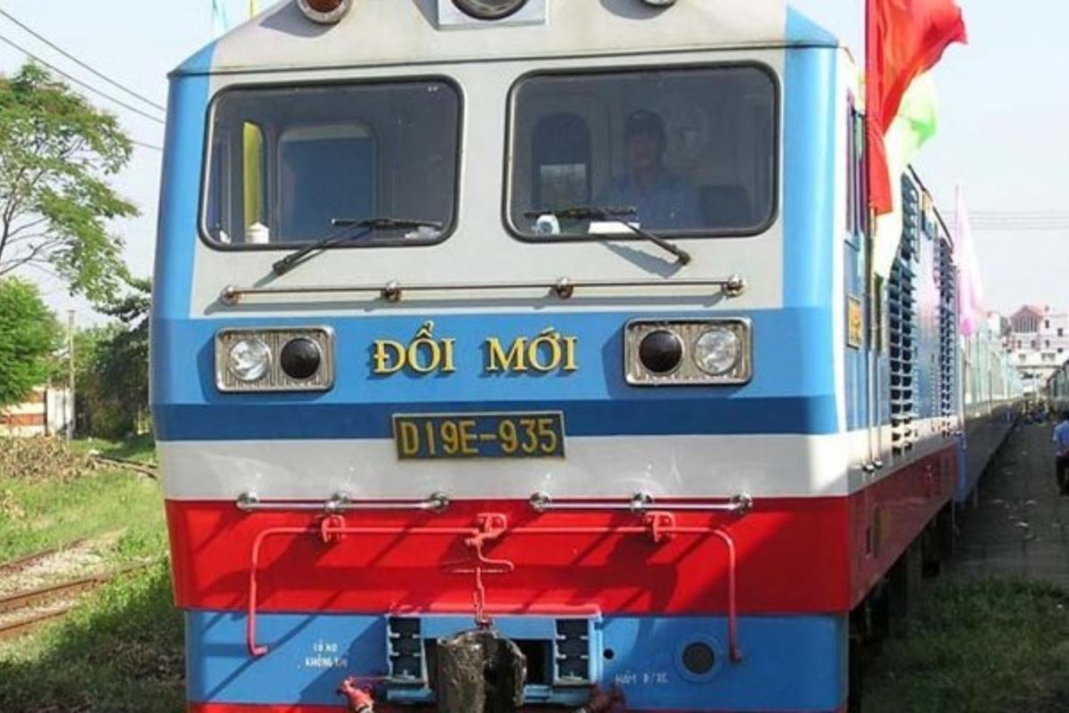 Train SE6 at Da Nang to Dong Hoi