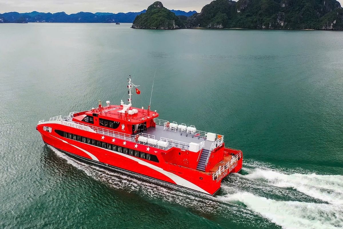 Speedboat Halong bay to Cat Ba island