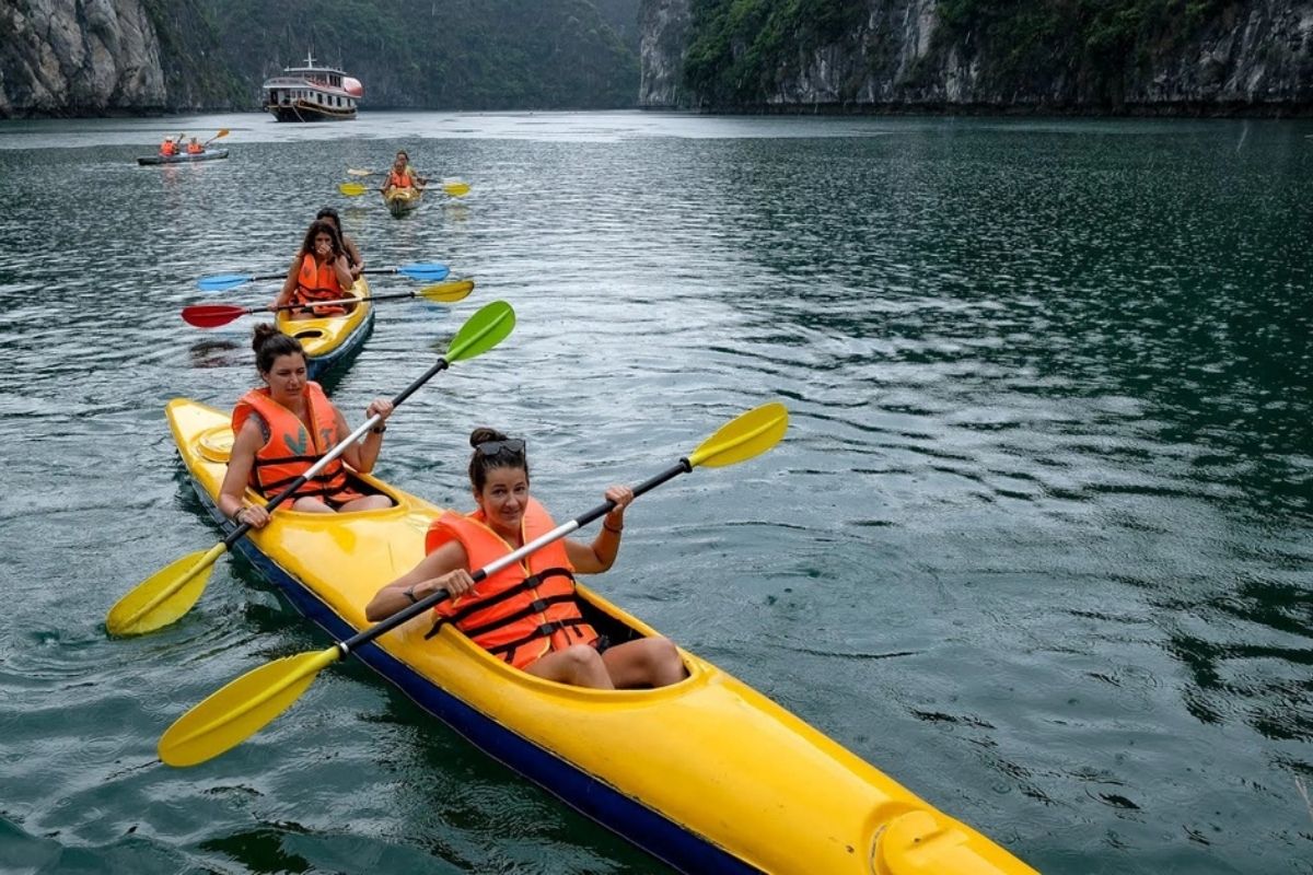 Kayaking In Cat Ba – Pure Bliss