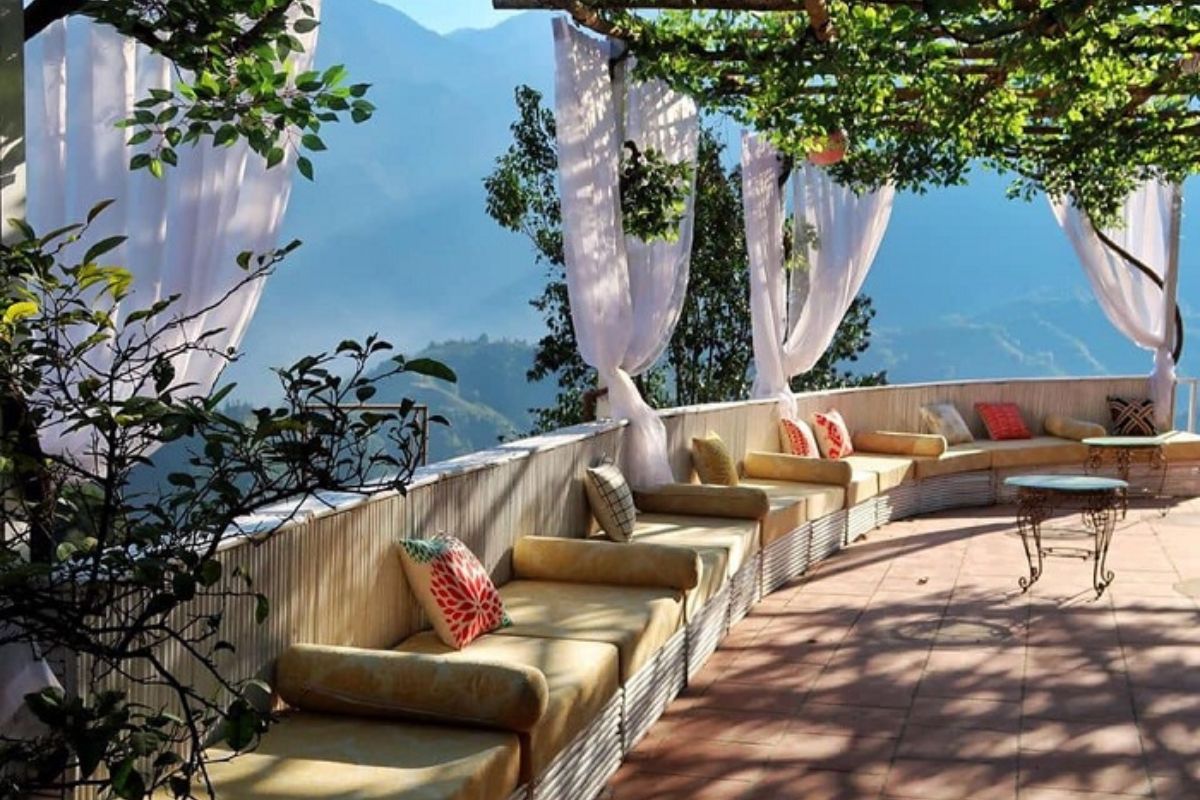 Mediterranean-style Cafe Terrace