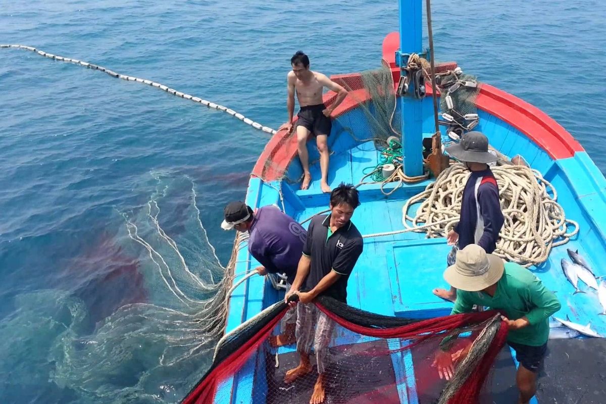 Fishing with local fishermen
