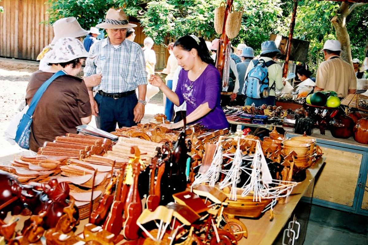 Hung Phong: Coconut Crafts Of Ben Tre