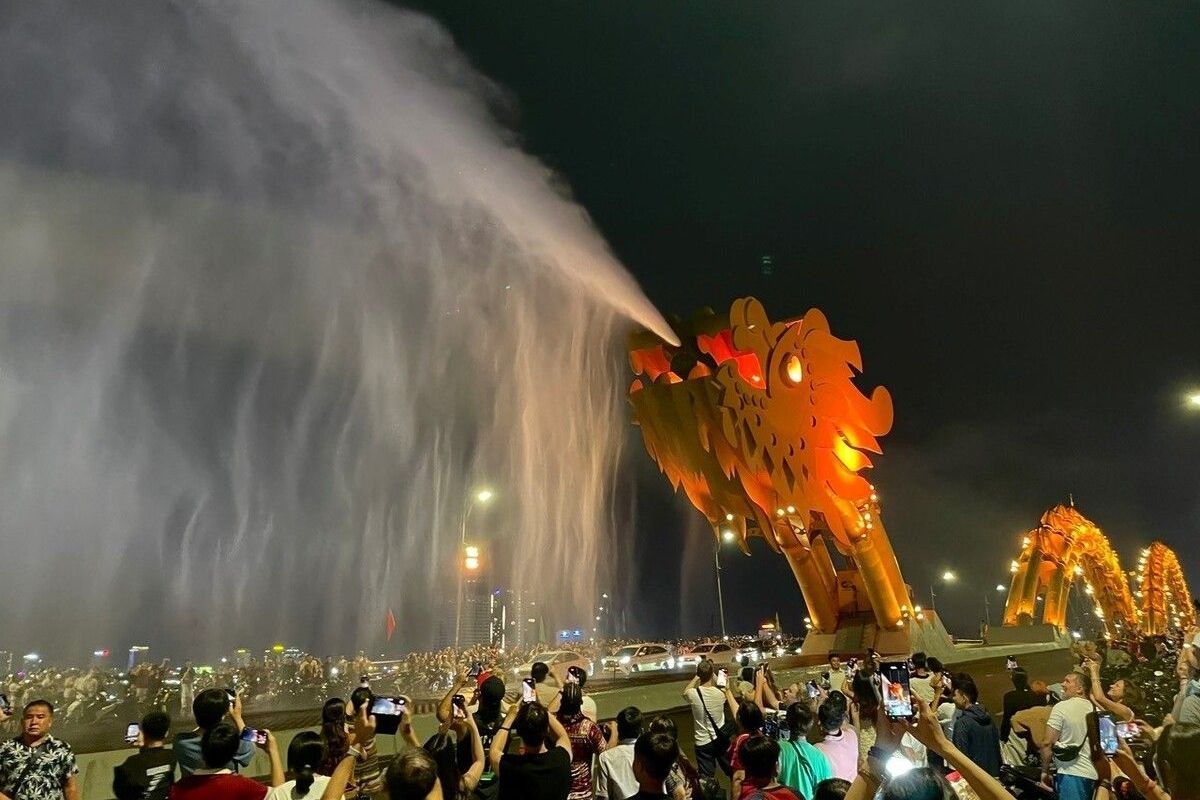 Watch the Water Show at Dragon Bridge