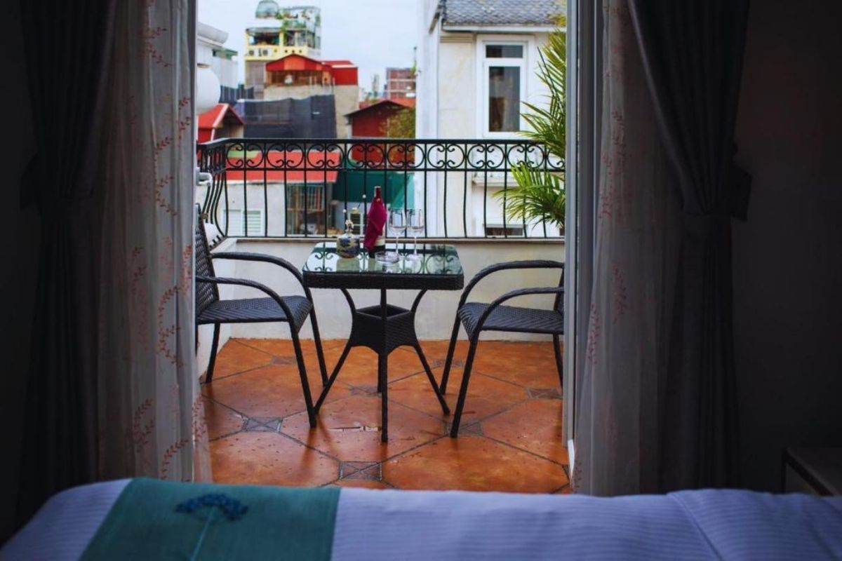 Suite with Balcony at Emerald Waters Hotel Hanoi