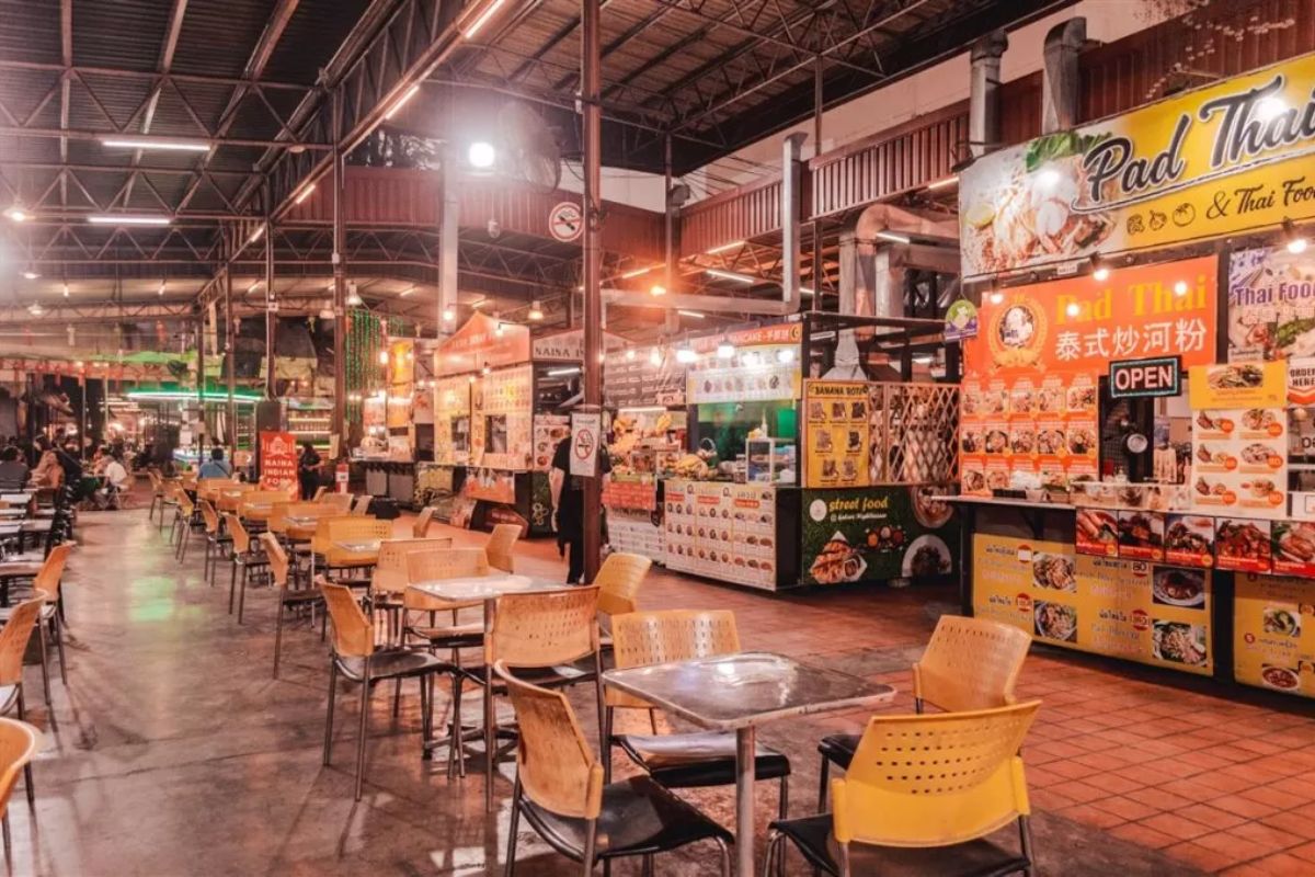 Have lunch at Chiang Mai Night Bazaar